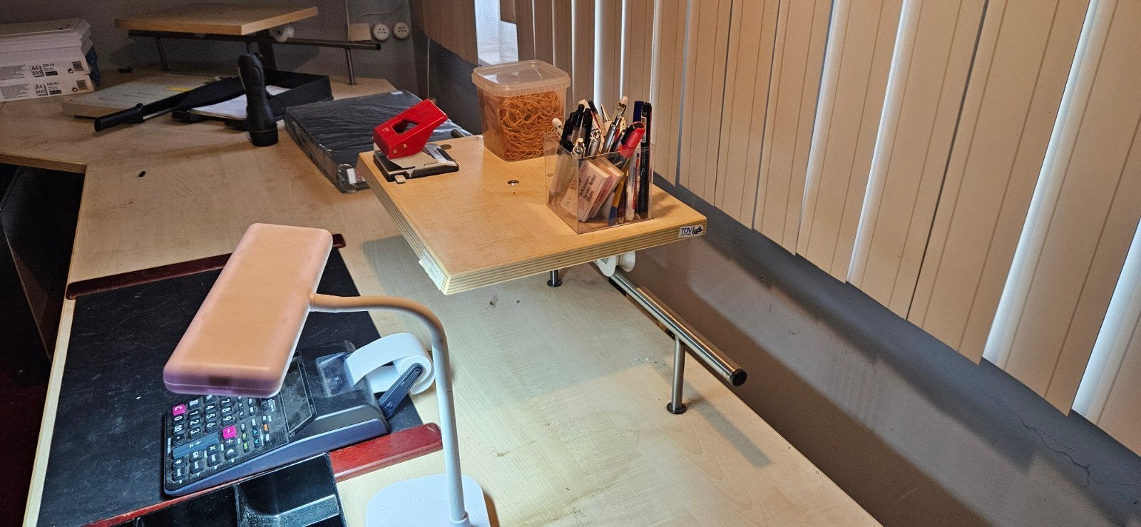 Lichtgrenen bureau met verrijdbare plateaux
