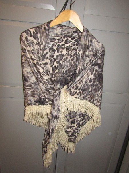 G950 Stola omslagdoek beige zwart franje dubbele stof, Verzenden, Zo goed als nieuw, Maat 38/40 (M), Sjaal