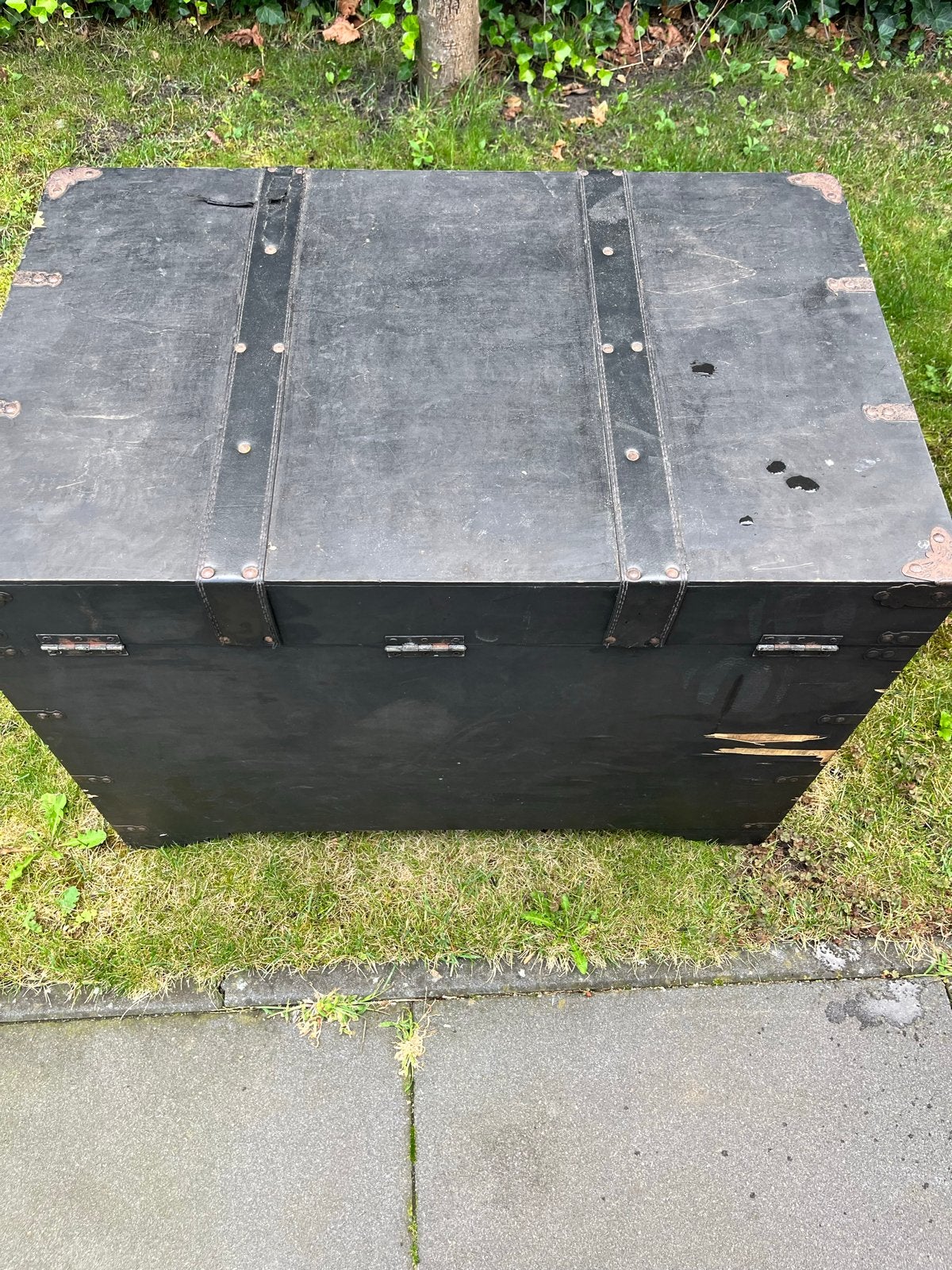 Zwarte dekenkist met schade aan achterkant en kapotte strip, Huis en Inrichting, Woonaccessoires | Kisten, Ophalen, Gebruikt, 50 tot 100 cm