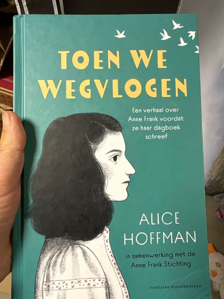 Toen We Wegvlogen - Alice Hoffman (Anne Frank), Ophalen of Verzenden, Zo goed als nieuw, Fictie algemeen