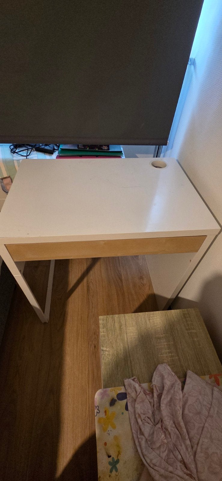 Ikea wit bureau met lade, Huis en Inrichting, Bureaus, Ophalen, Gebruikt, Spaanplaat of MDF, Kabelgoot