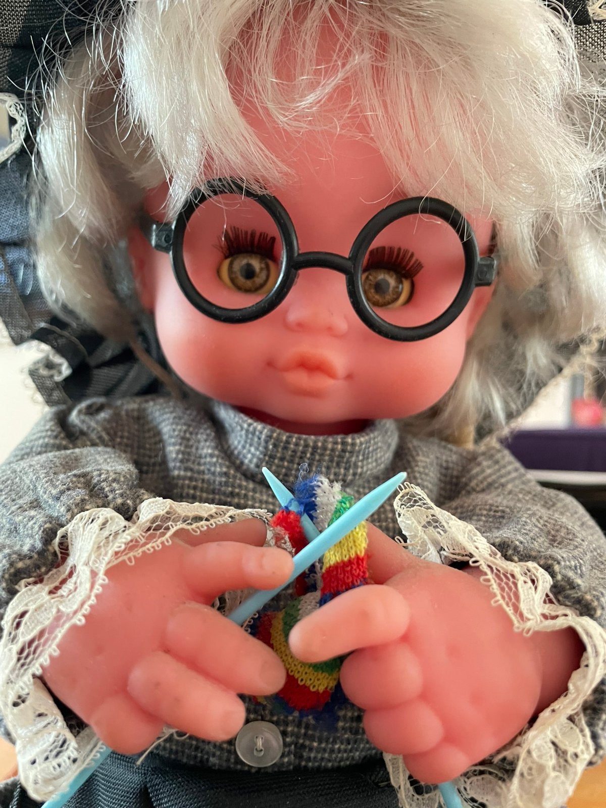 Popje op ( kunsstof ) stoel met mechaniek, Verzamelen, Poppen, Ophalen of Verzenden, Gebruikt, Pop