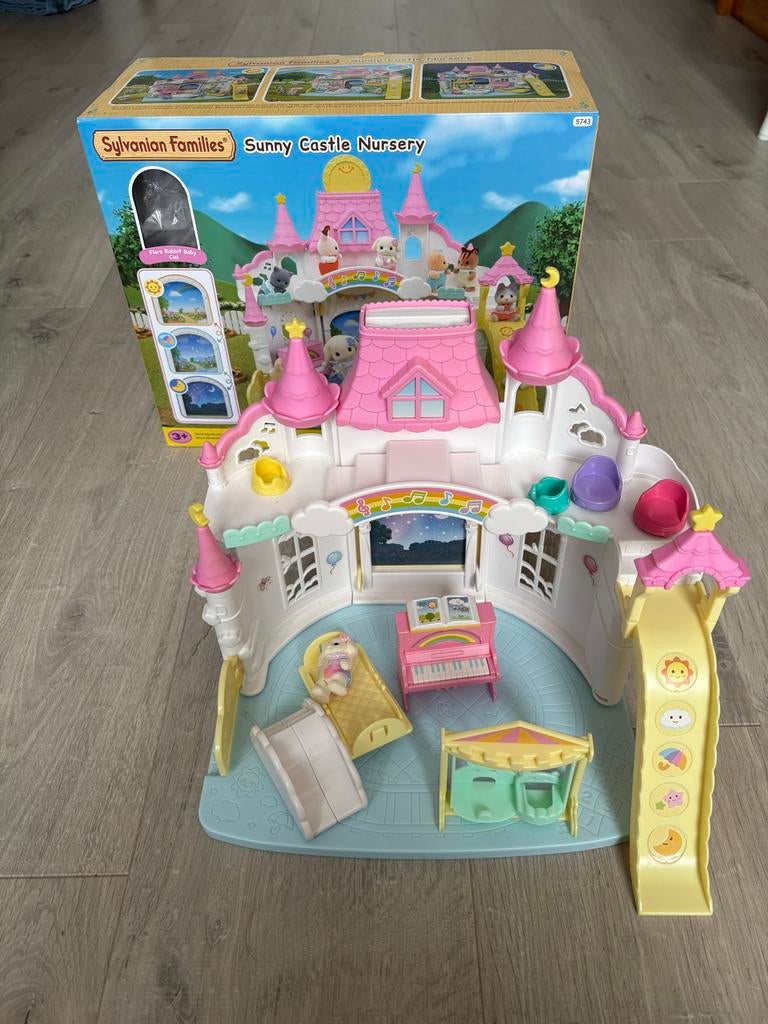 Sylvanian Families Sunny Castle Nursery met Flora Rabbit, Kinderen en Baby's, Speelgoed | Poppenhuizen, Ophalen of Verzenden, Zo goed als nieuw
