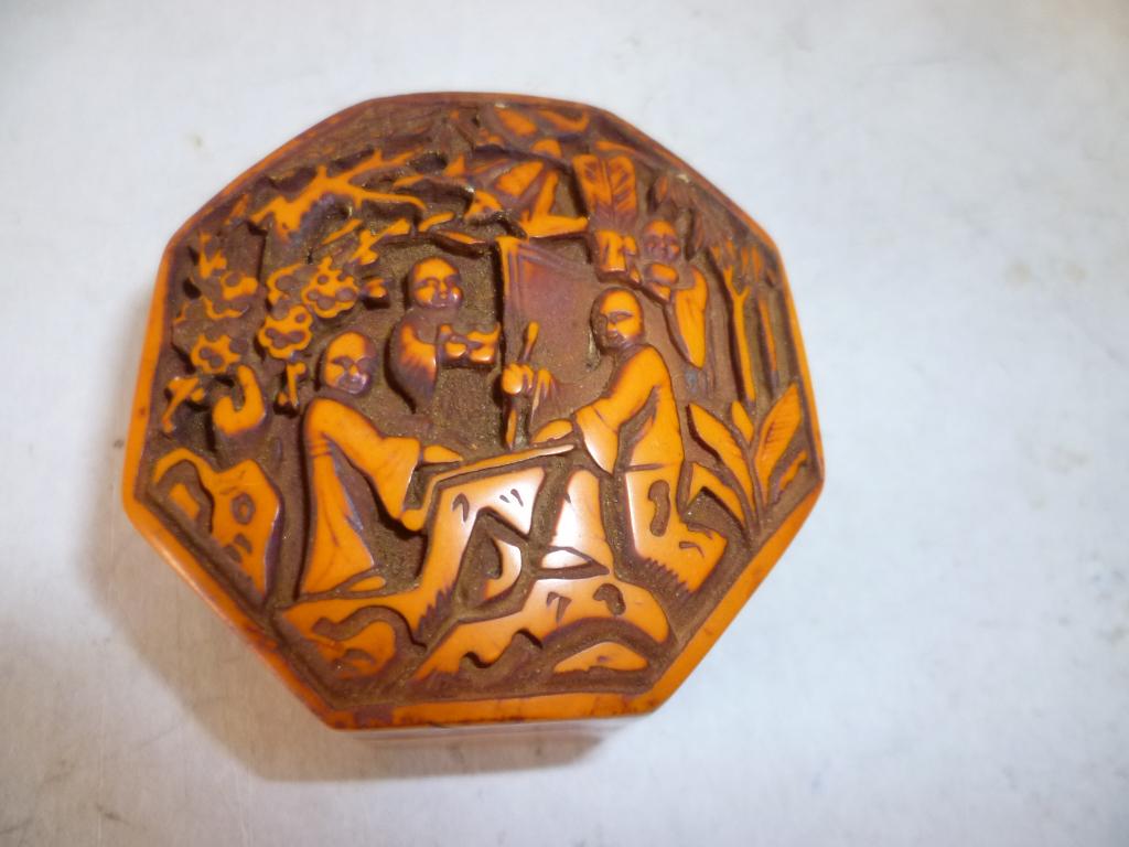 Ouder snuifdoosje met 3 figuren doorsnede 5,5cm en 3cm hoog, Antiek en Kunst, Curiosa en Brocante, Ophalen of Verzenden