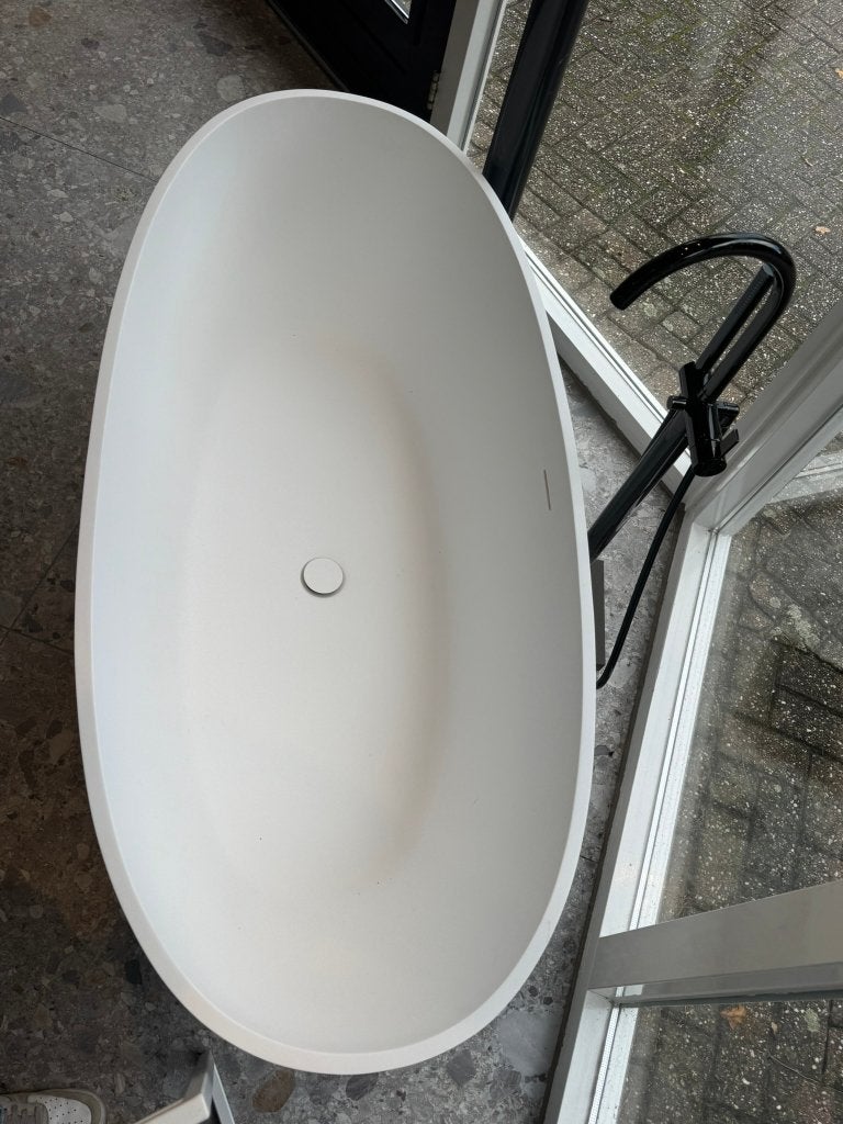 vrijstaand ligbad 165 x 75 cm Chiek solid surface nu €950, Ophalen, Kometenplein 33, Info@romeynbadkamers.nl, Wiesbaden