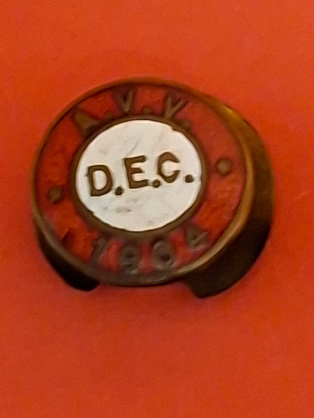 A.S.V . DEC Emaille speld 1904-1982 voetbal, Verzamelen, Speldjes, Pins en Buttons, Ophalen of Verzenden, Sport