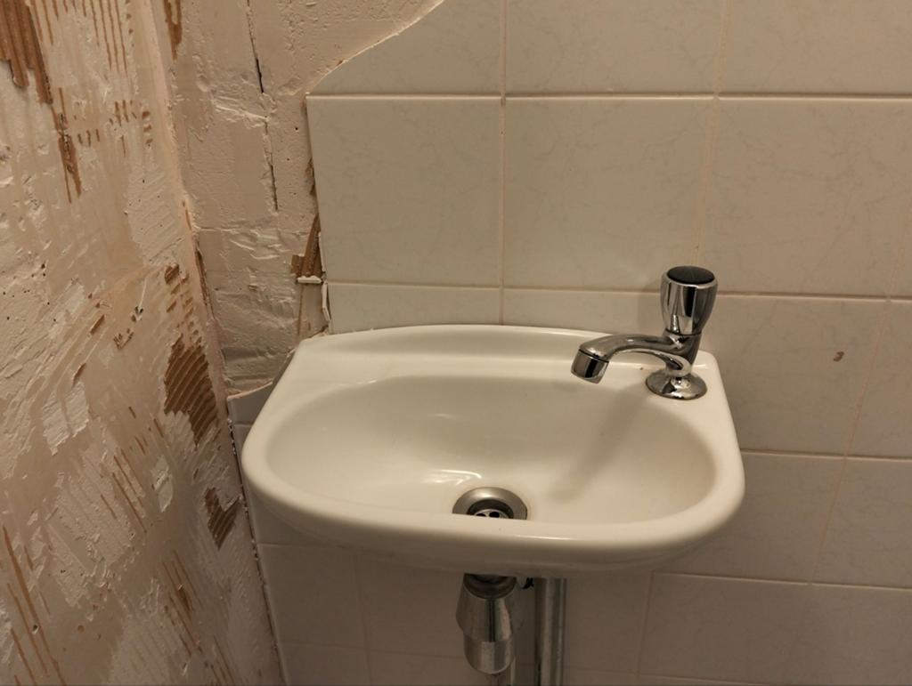 Compacte wastafel met kraan, Huis en Inrichting, Badkamer | Badkamermeubels, Ophalen