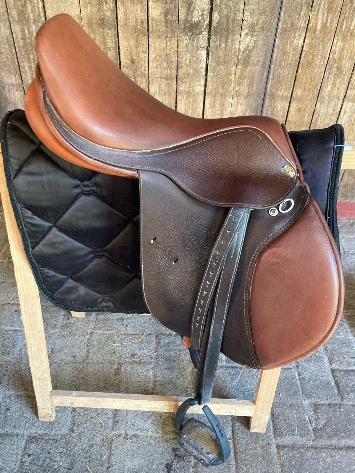 Springzadel Eric Thomas, L (17.5 inch), Gebruikt, Vlakke zit, Inclusief stijgbeugels