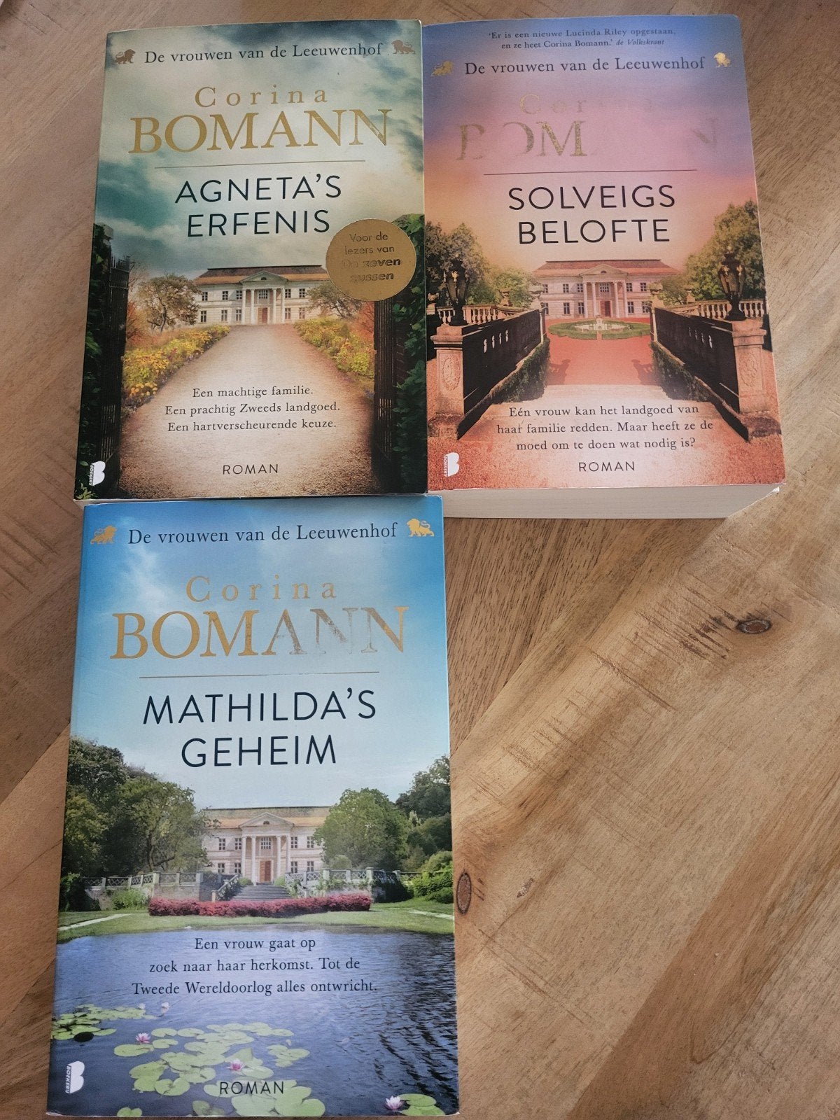 Corina Bomann - De vrouwen van de Leeuwenhof (3 boeken), Boeken, Romans, Ophalen of Verzenden, Zo goed als nieuw, Corina Bomann