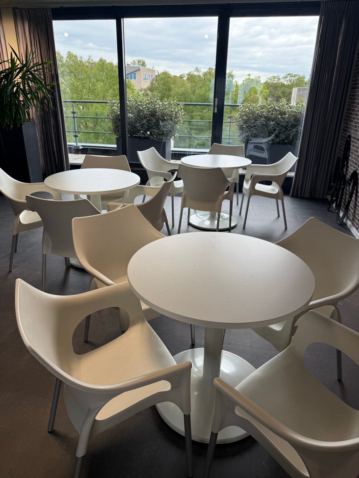 3 Witte ronde tafels (80 cm doorsnee), Huis en Inrichting, Ophalen, Kunststof, Gebruikt, Rond