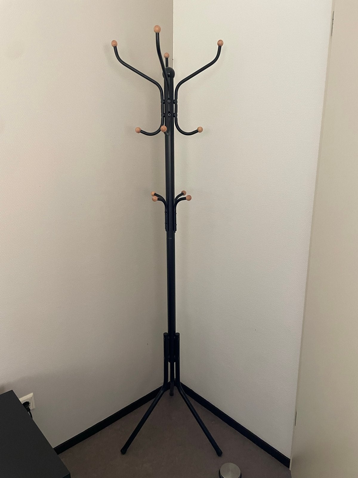 Zwarte staande kapstok met houten knoppen, 180 cm hoog, Huis en Inrichting, Woonaccessoires | Kapstokken, Ophalen, Gebruikt, Metaal