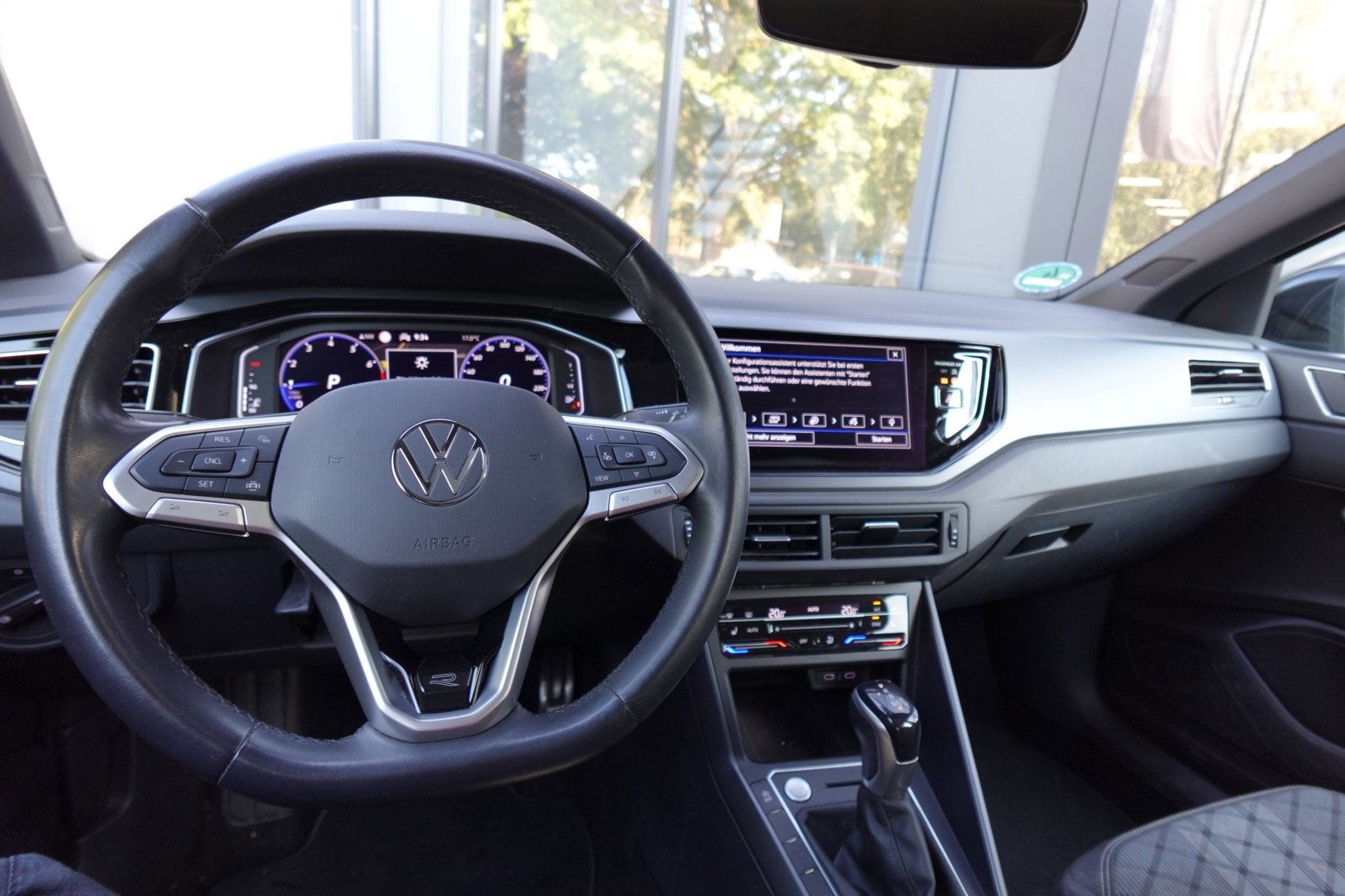 Volkswagen Taigo 1.5 TSI R-Line PANO KEYLESS CAM, Auto's, Voorwielaandrijving, Stof, Zwart, 4 cilinders