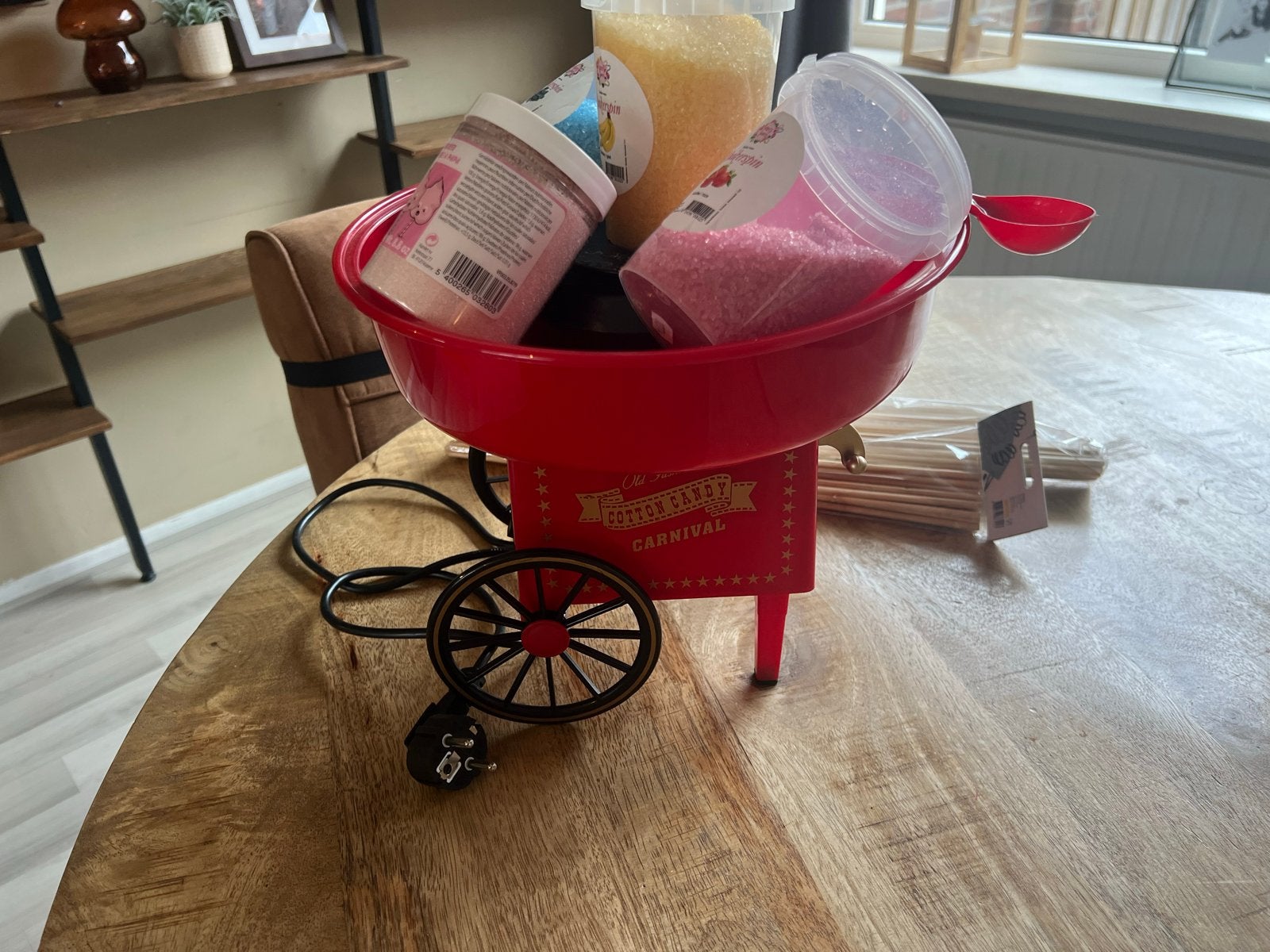Suikerspinmachine met 4 smaken suiker en stokjes, Ophalen of Verzenden, Zo goed als nieuw