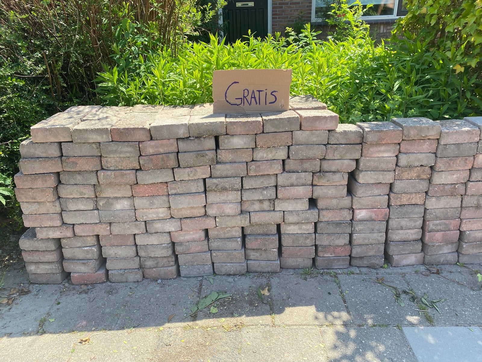 Gratis trommelstenen 15x15x6. Ong 10 m2, Tuin en Terras, Tegels en Klinkers, Ophalen, Zo goed als nieuw, Beton, Klinkers