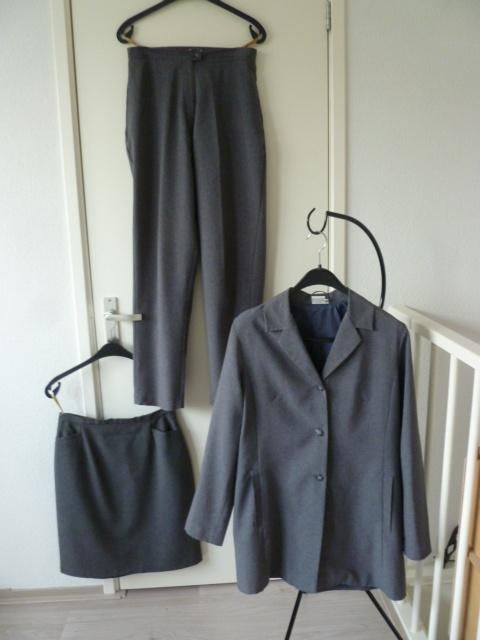 Grijs colbertjasje + broek + rok. 3-delig. I.g.st. Mt. 38/40, Ophalen of Verzenden, Zo goed als nieuw, Maat 38/40 (M)