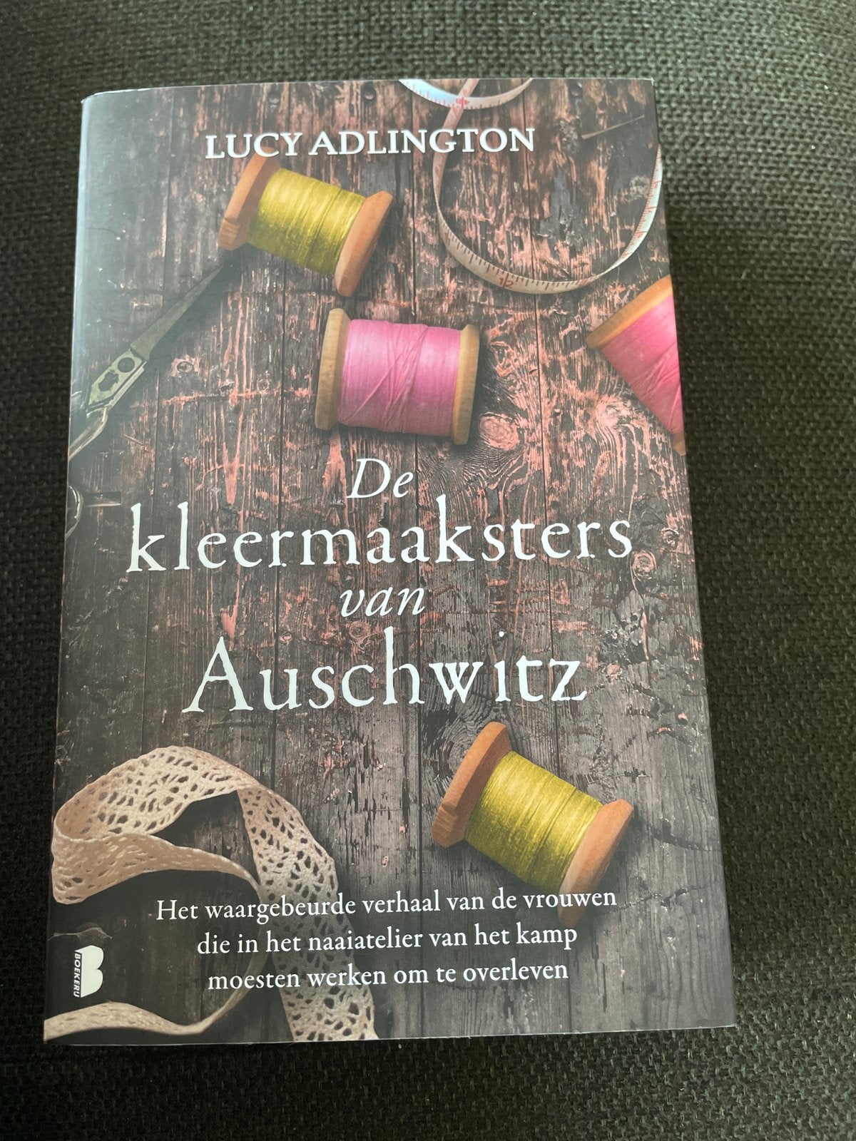 De kleermaaksters van Auschwitz - Lucy Adlington, Ophalen of Verzenden, Tweede Wereldoorlog, Zo goed als nieuw, Overige onderwerpen
