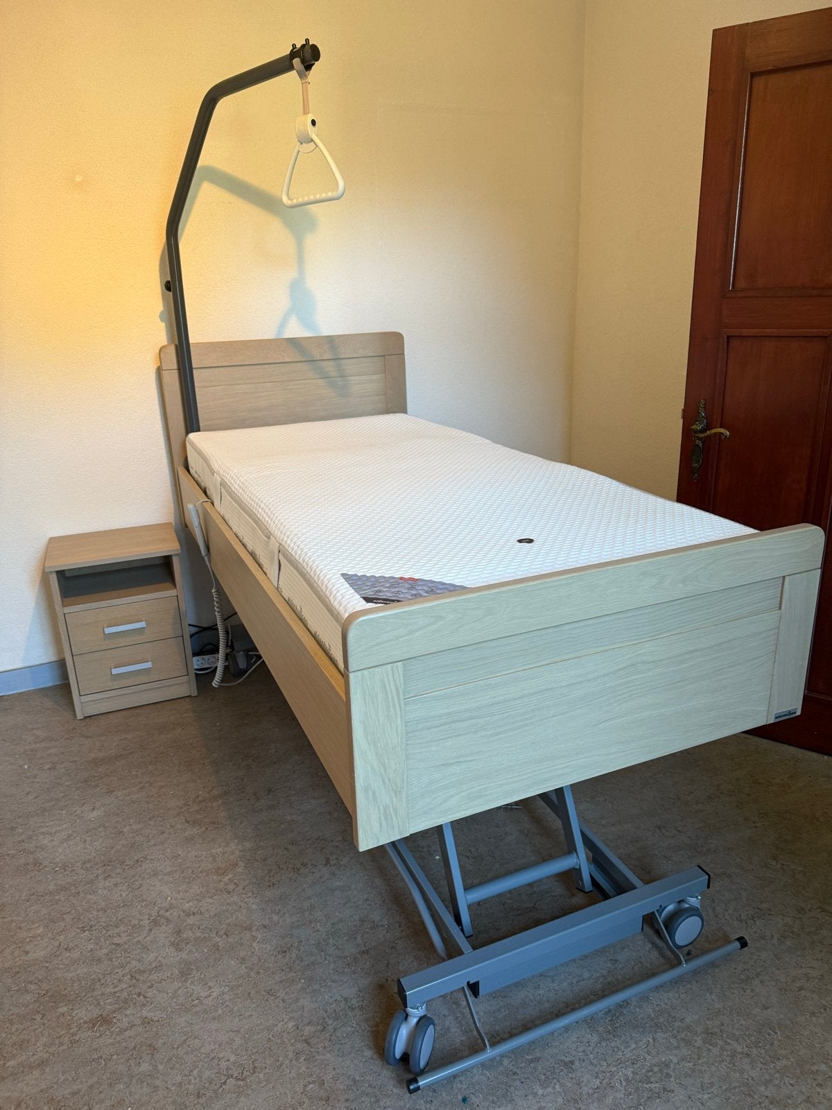 Te koop Elektrisch hoog-laag bed - Zorgbed Elbacare, Huis en Inrichting, Slaapkamer | Bedden, Ophalen, Verstelbaar, 90 cm, Zo goed als nieuw