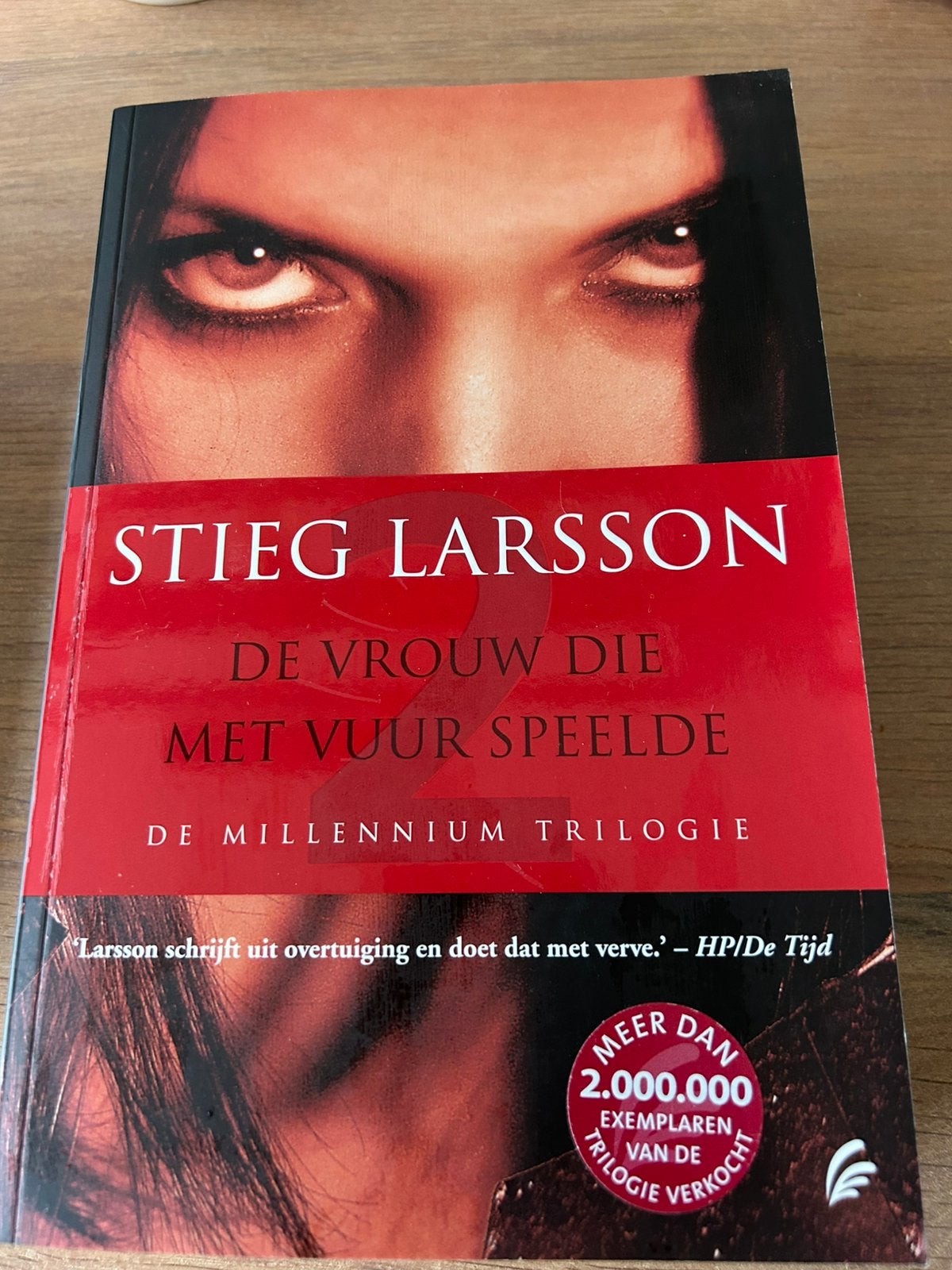 Stieg Larsson - De vrouw die met vuur speelde, Ophalen of Verzenden, Zo goed als nieuw, Stieg Larsson