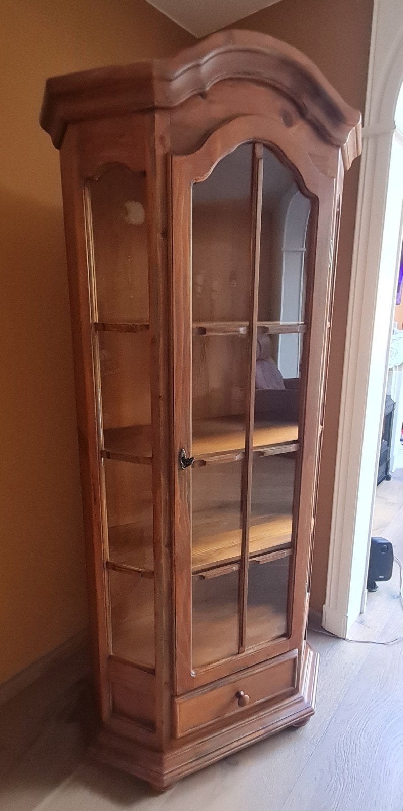 Vitrinekast met lade, glazen deur en zijkanten, Huis en Inrichting, Ophalen, Gebruikt, Past in elk interieur, Met lade(s)