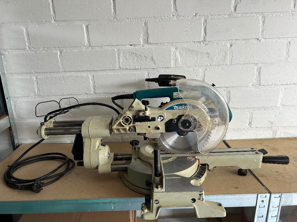MAKITA Afkortzaagmachine  LS0714FL, Doe-het-zelf en Verbouw, Ophalen, Gebruikt, 70 mm of meer, 600 tot 1200 watt