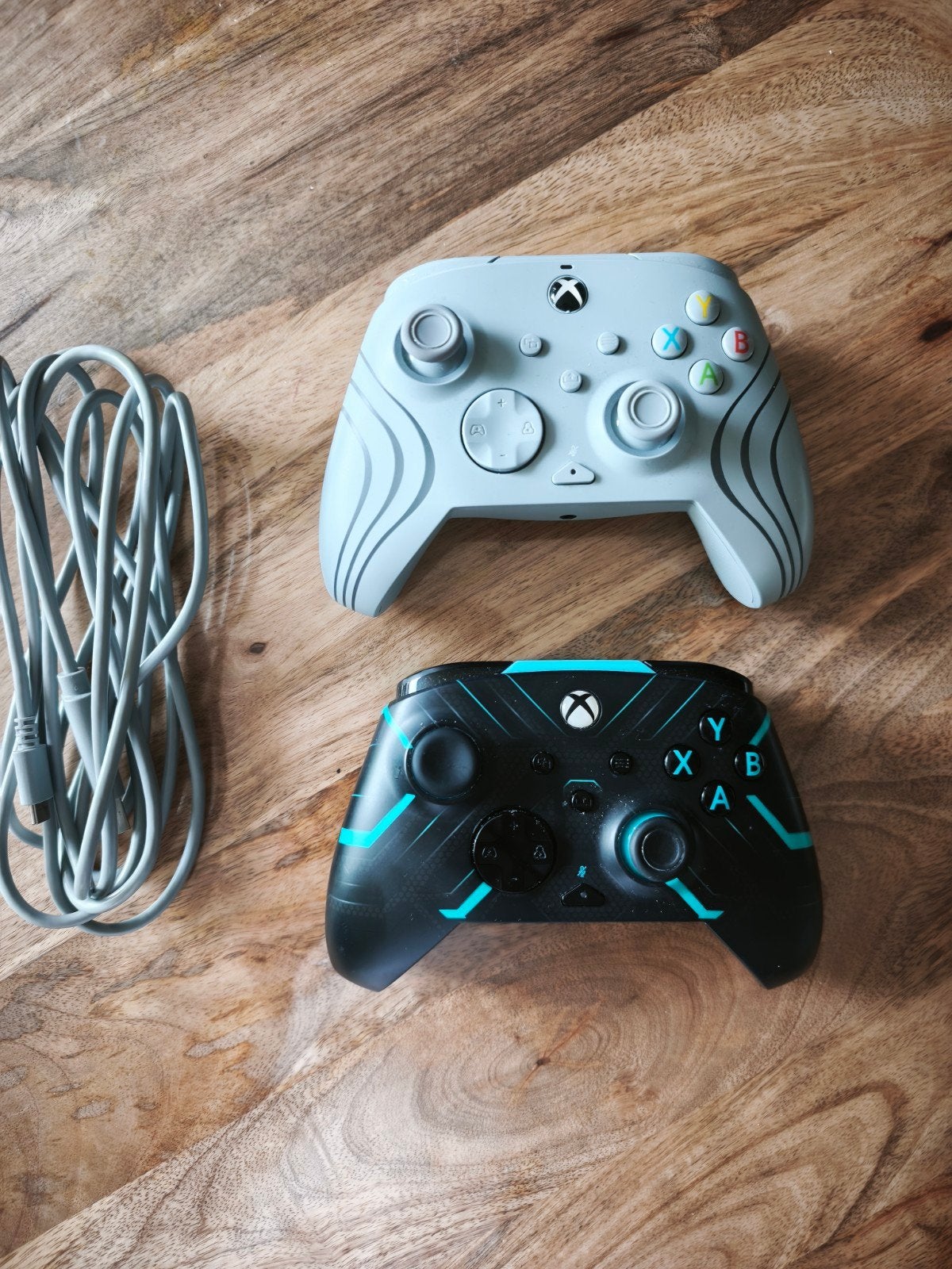2 Xbox Controllers: Grijs en Zwart - Zo goed als nieuw, Ophalen of Verzenden, Zo goed als nieuw, Controller, Xbox Series S