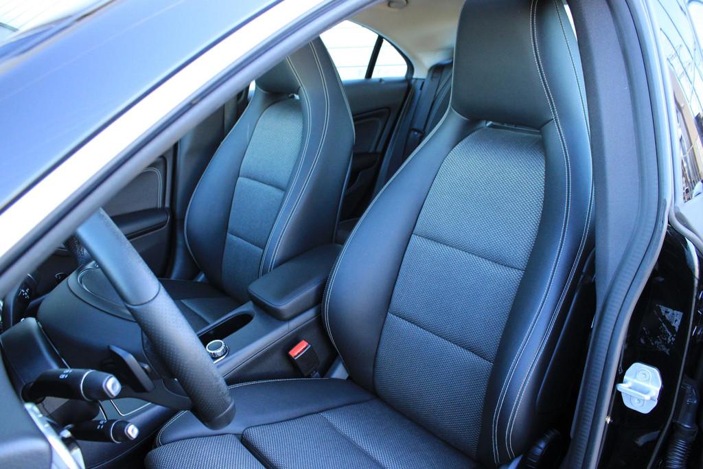Mercedes-Benz CLA-Klasse 180 Pano | Trekhaak | Carplay | Sto, Gebruikt, 4 cilinders, 715 kg, Leder en Stof