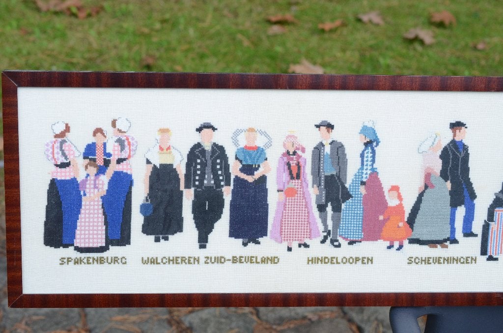 Groot ingelijst borduurwerk klederdrachten Nederland 126cm, Ophalen of Verzenden