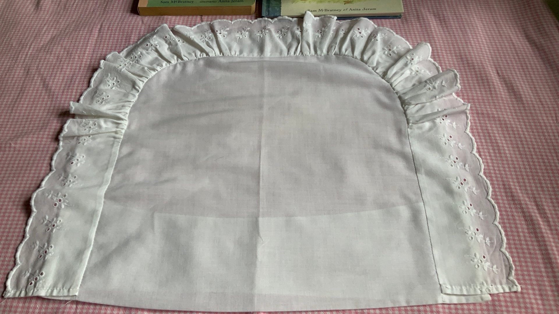 Wit katoenen sloopje met broderierand/babywieg, Ophalen of Verzenden, Gebruikt, Wit, Jongetje of Meisje