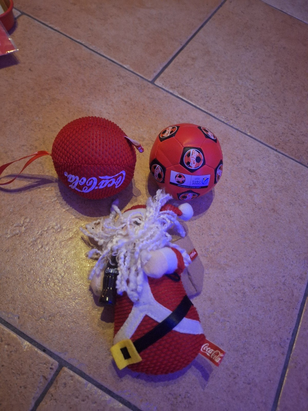 kleine Coca-Cola kerstman knuffeltje en 2 balletjes, Ophalen of Verzenden