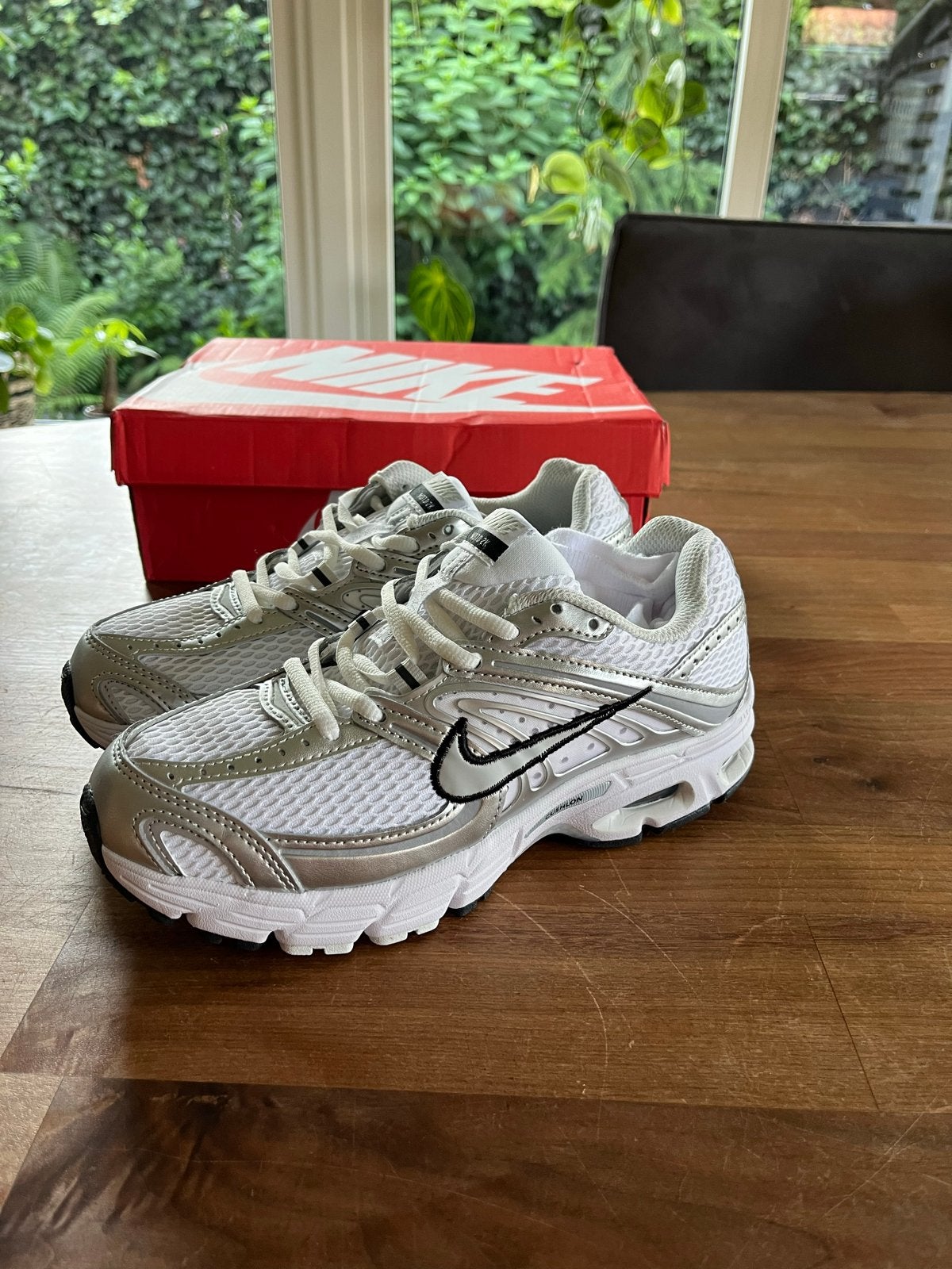 Nieuwe Nike Air Max Moto 2K sneakers wit/zilver | maat 40, Ophalen of Verzenden, Nieuw, Wit, Sneakers of Gympen