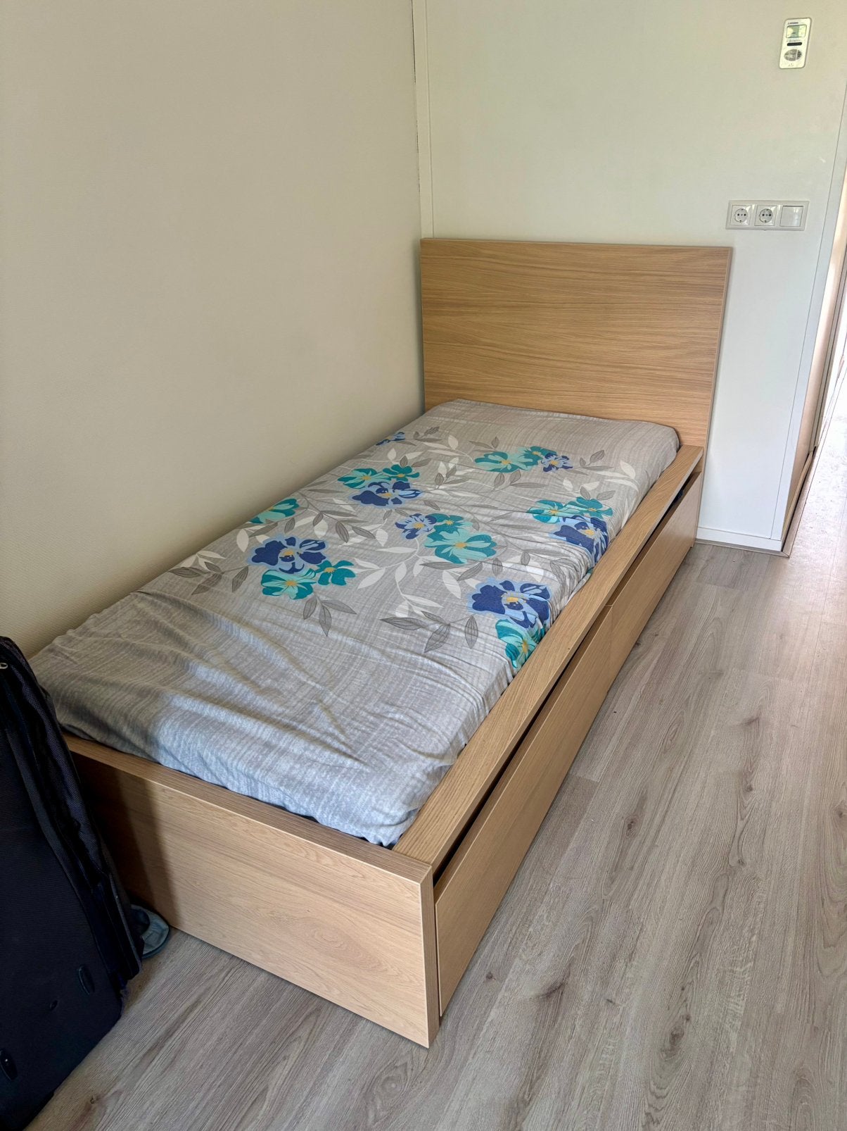 IKEA Single Bed Frame with 2 Drawers + Medium Mattress, Ophalen, Zo goed als nieuw