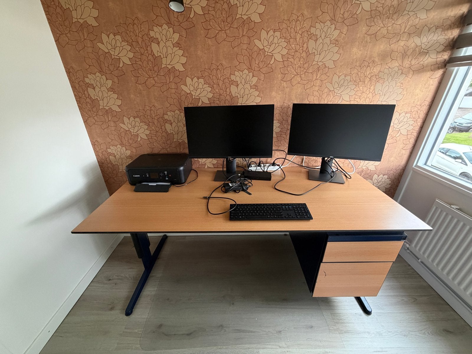 In hoogte verstelbaar bureau - Exclusief beeldschermen, Ophalen, Zit-sta bureau, Gebruikt, Hout