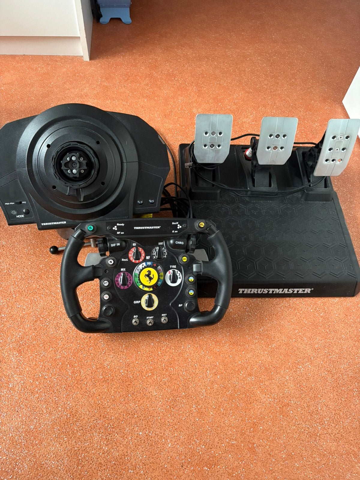 Foto 2 van Thrustmaster T300 race set met Ferrari F1 stuur