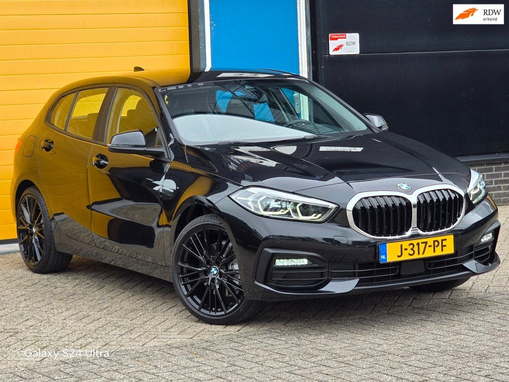 BMW 1-serie 118i High Executive Edition / Aut / NAP / Dig Co, Auto's, Gebruikt, Zwart, Bedrijf, 3 cilinders