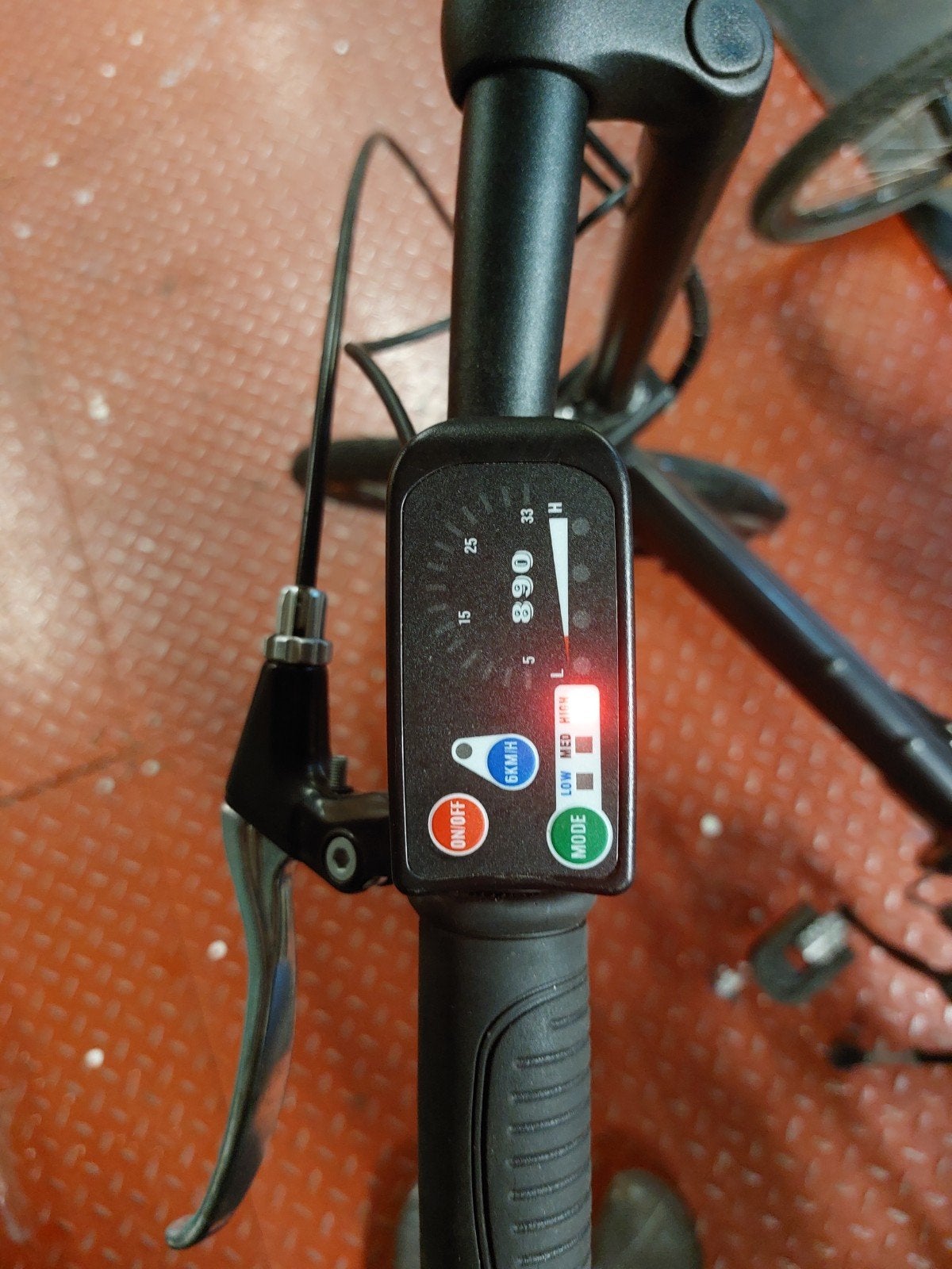 twee vrijwel nieuwe vouwfietsen inclusief accu's en laders