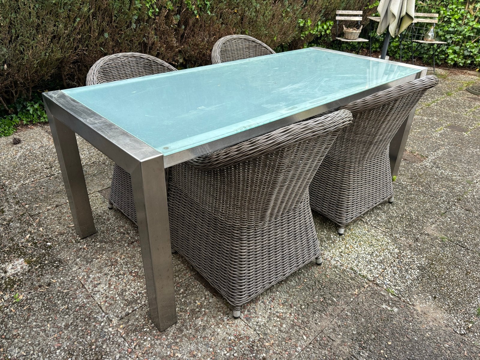 Tuinset: RVS tafel met glazen blad en 4 wicker stoelen, Tuin en Terras, Tuintafels, Ophalen, Gebruikt, Rechthoekig, Rvs