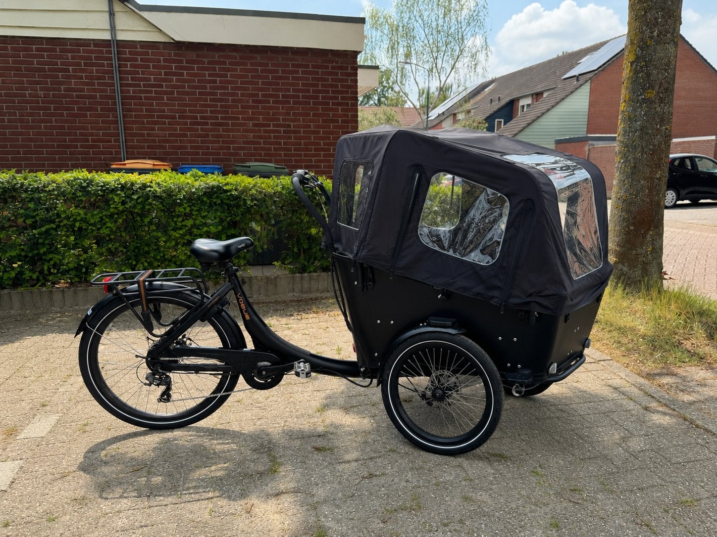 Vogue superior 3 elektrische bakfiets mat zwart/zwart, 4 kinderen of meer, Huif, Zo goed als nieuw, Schijfrem