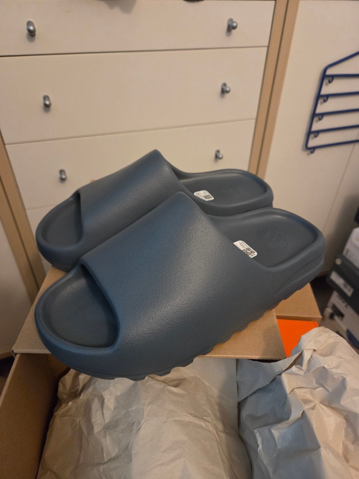 Adidas Yeezy Slide 'Slate Marine'- Maat 43, Slippers, Overige kleuren, Nieuw, Ophalen of Verzenden