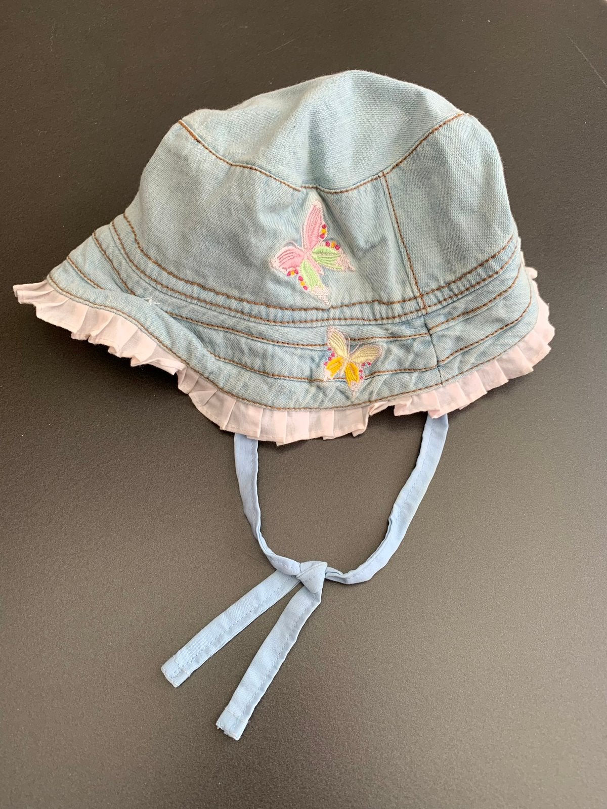 TE KOOP: schattig denim zomerhoedje met vlindertjes ZGAN, Ophalen of Verzenden, Zo goed als nieuw, Meisje, Hoed