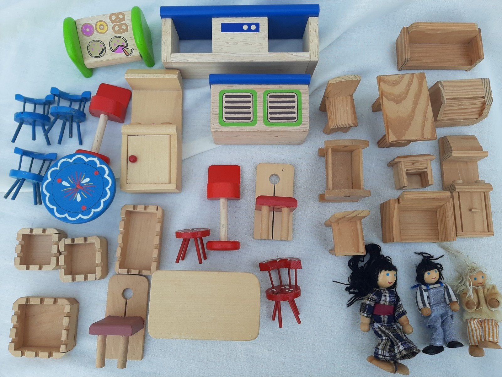 houten poppenhuis meubeltjes en popjes, Ophalen of Verzenden, Gebruikt, Poppenhuis