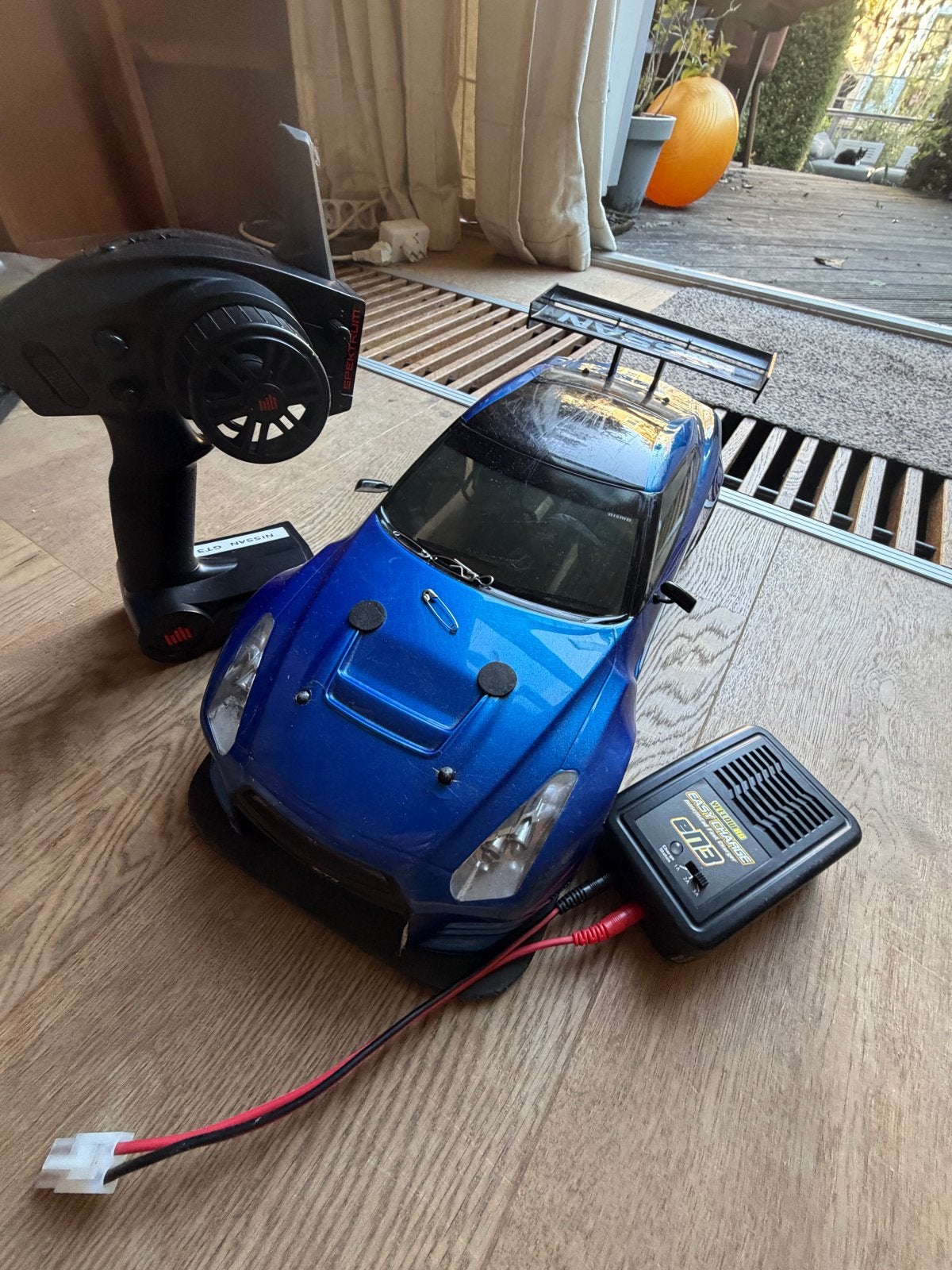 Vaterra Nissan RC Auto met Accu, Lader en Licht, Elektro, Ophalen of Verzenden, Zo goed als nieuw, Auto onroad