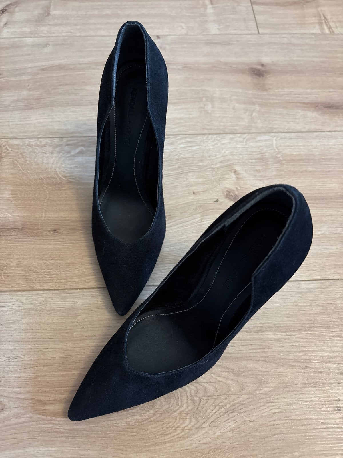 Kendall + Kylie Zwarte Suede Pumps - Maat 37, Ophalen of Verzenden, Zo goed als nieuw, Zwart, Pumps