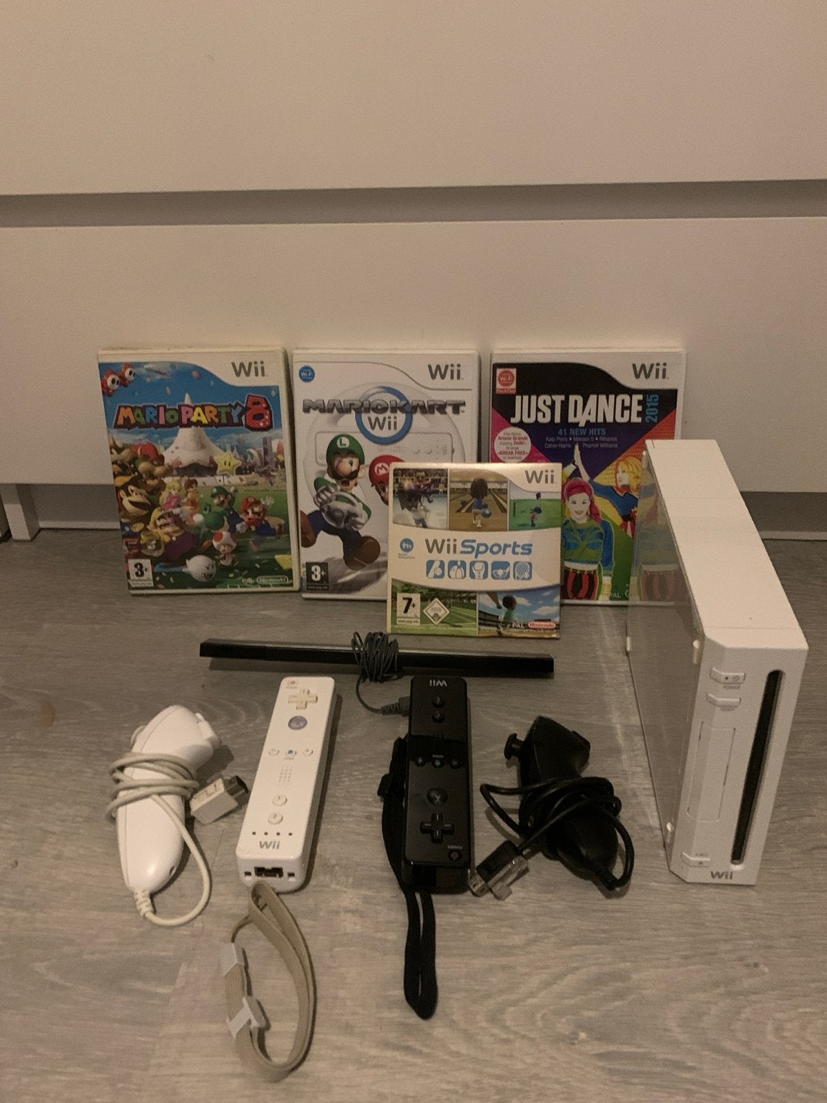 Wii console met 2 controllers en 4 spellen, Spelcomputers en Games, Ophalen of Verzenden, Gebruikt, Met 2 controllers, Met games