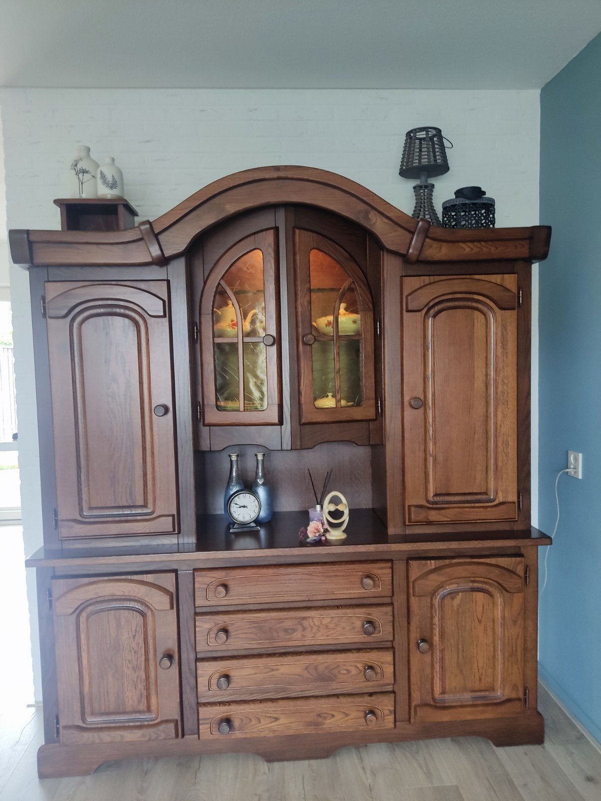 Massief houten dressoir met vitrinekast, Ophalen