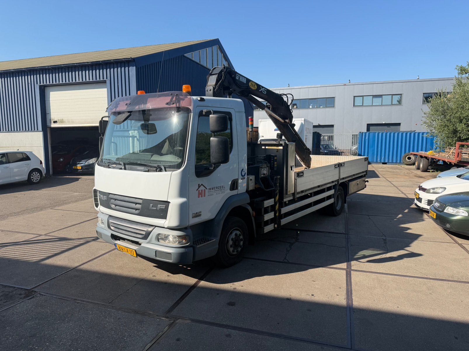Te koop, bakwagen met kraan, Auto's, Euro 5, Wit, Bedrijf, 2 stoelen