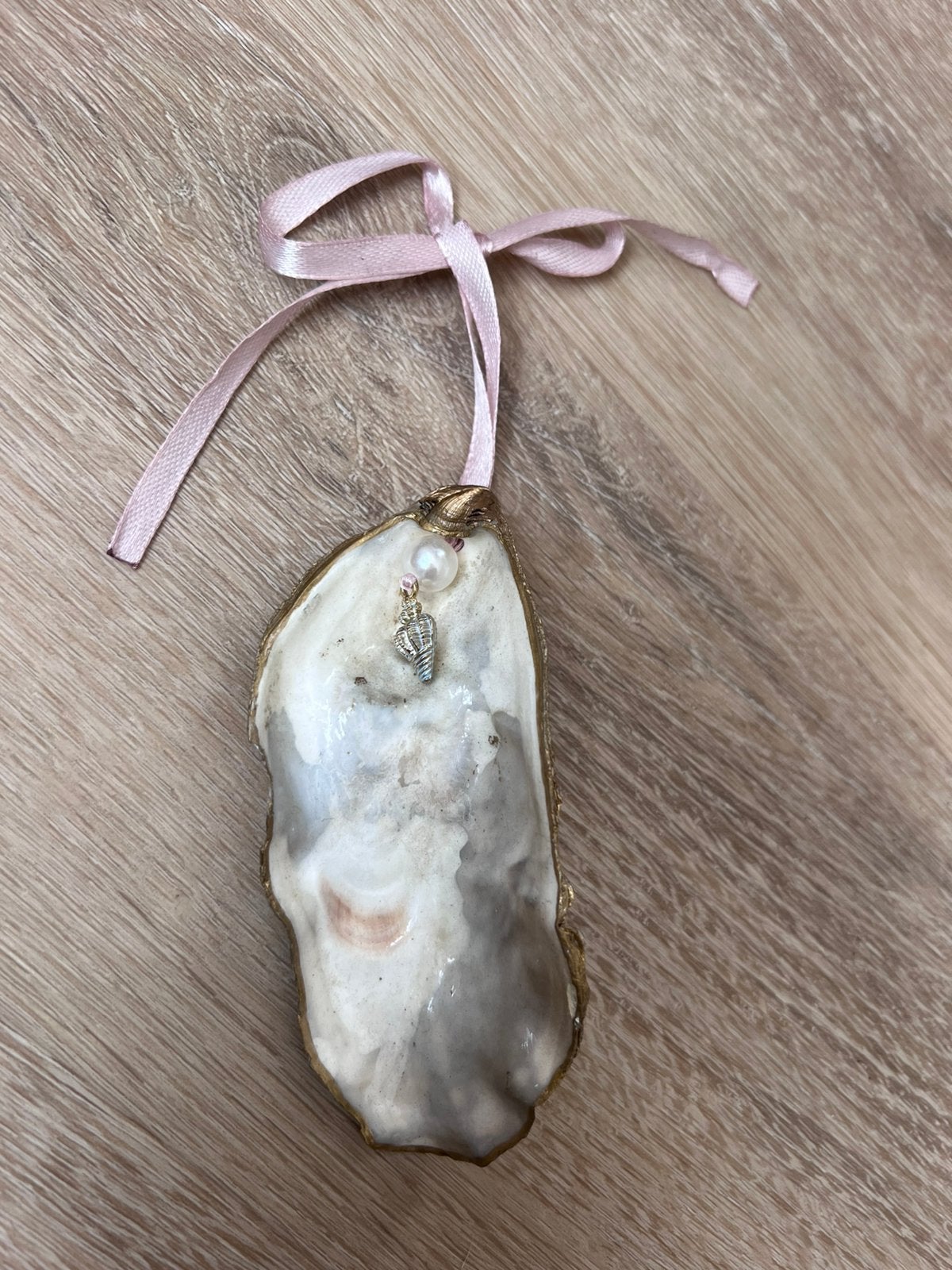 Oesterschelp met bedeltje, Ophalen of Verzenden, Schelp(en)