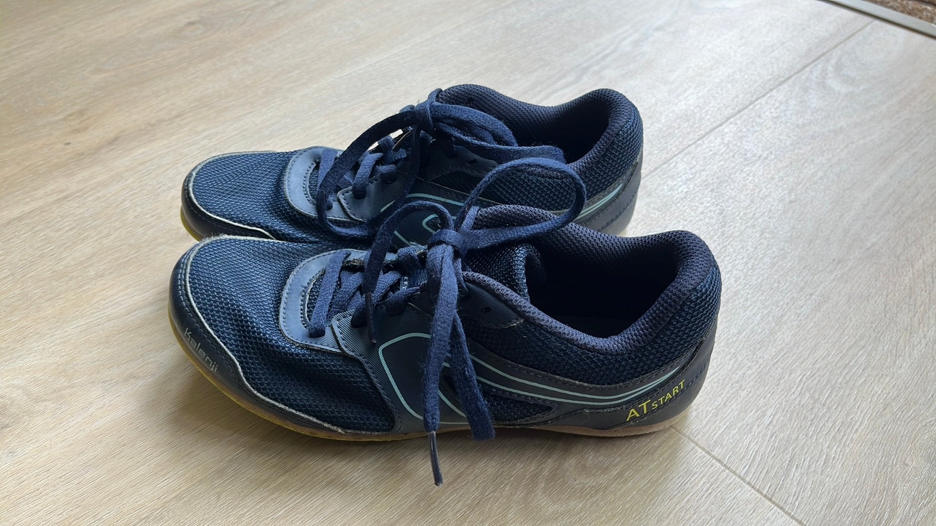 Spikes 36 Decathlon kalenji blauw geel, Ophalen of Verzenden, Gebruikt, Spikes, Overige merken