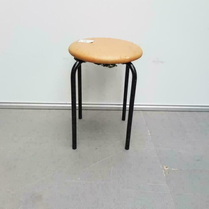 1x Degelijke oranje skai lederen kruk met metalen poten, Huis en Inrichting, Barkrukken, 5 krukken of meer, Ophalen, Nieuw, 60 tot 90 cm