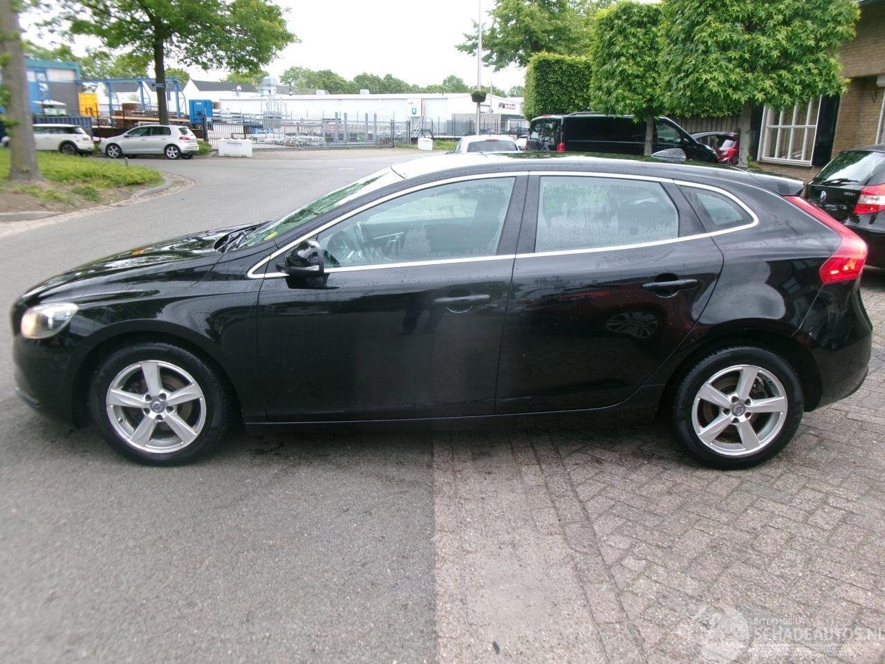 Volvo V40 2.0 D2 Momentum Business, Auto's, Volvo, Voorwielaandrijving, Gebruikt, Euro 6, 4 cilinders