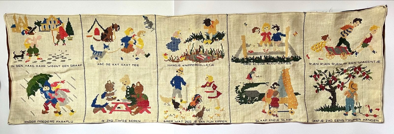 Geborduurde merklap rijmpjes kinderliedjes 34 x 117 cm, Ophalen of Verzenden